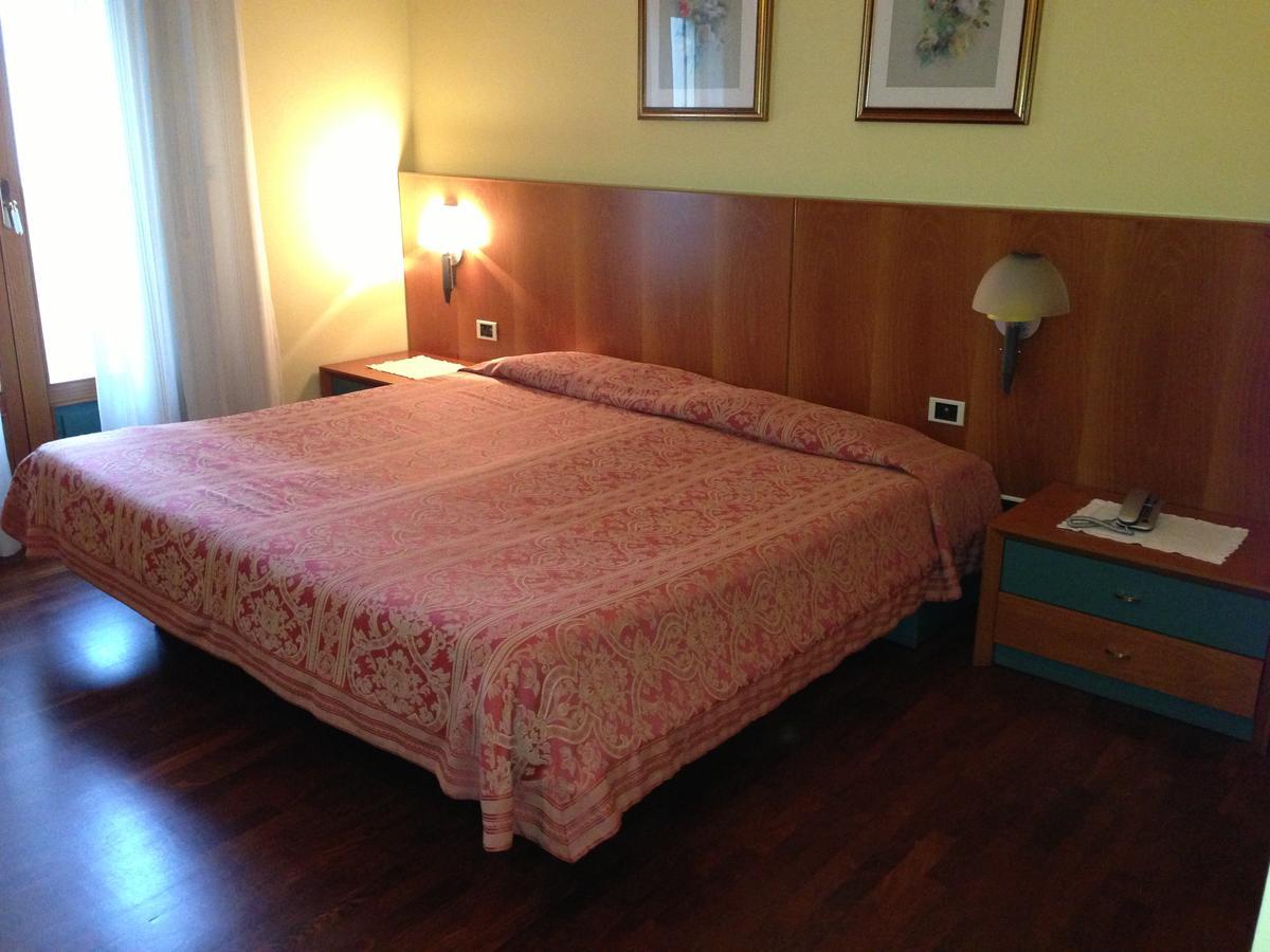 Hotel Desiderio Villa del Conte Exterior photo